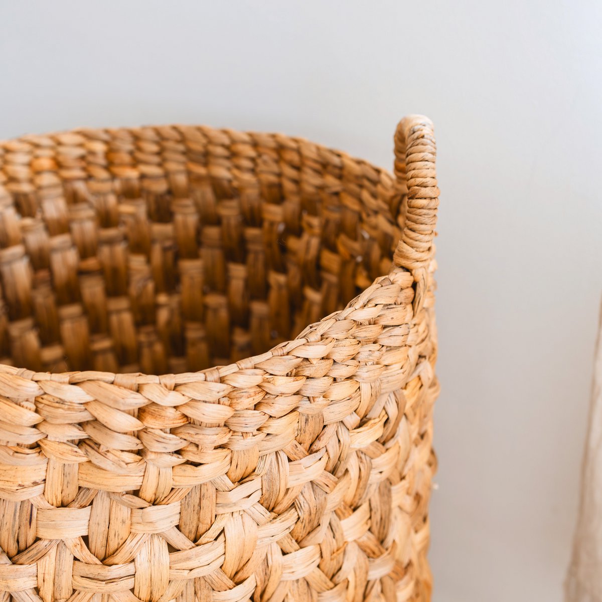 RAJA Round Woven Laundry Basket – Large Boho Water Hyacinth Hamper - CozyVibe.eu